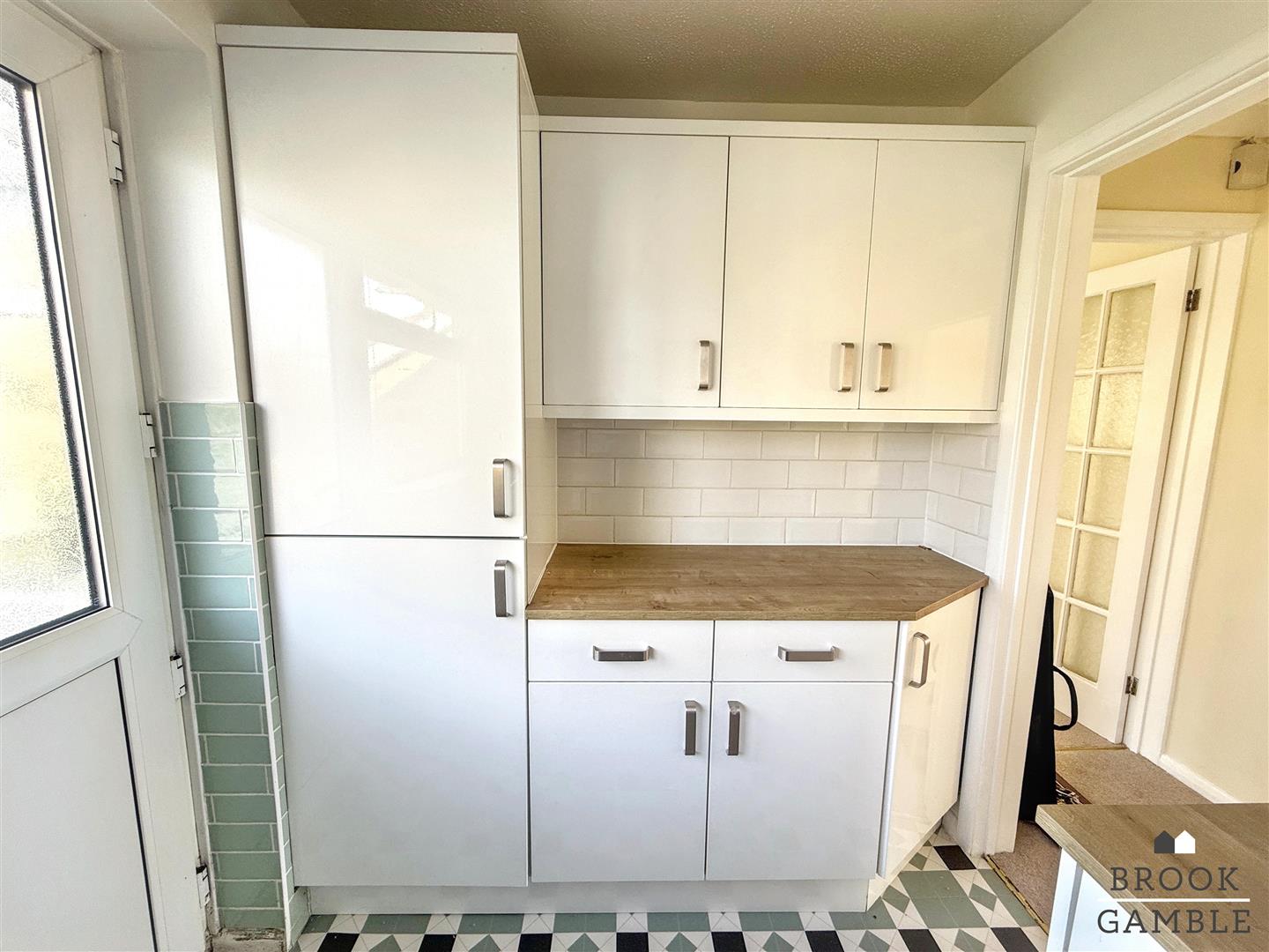 2 Bedroom Bungalow. Bailey Crescent in Eastbourne,  12